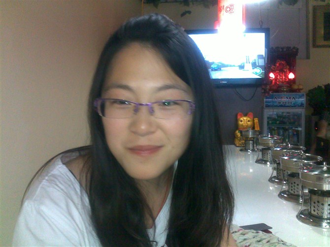 工装里的青春：车间姐妹的并肩时光