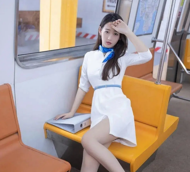 丝袜美腿丨唐安琪地铁演绎：超薄肉丝叠加白