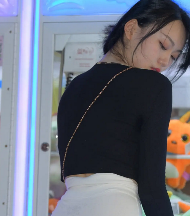 豹纹打底衫搭配白色包臀裙轻松拥有成熟美，