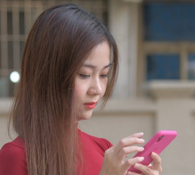 红色打底衫搭配黑色皮裤，虽然已经过时但还