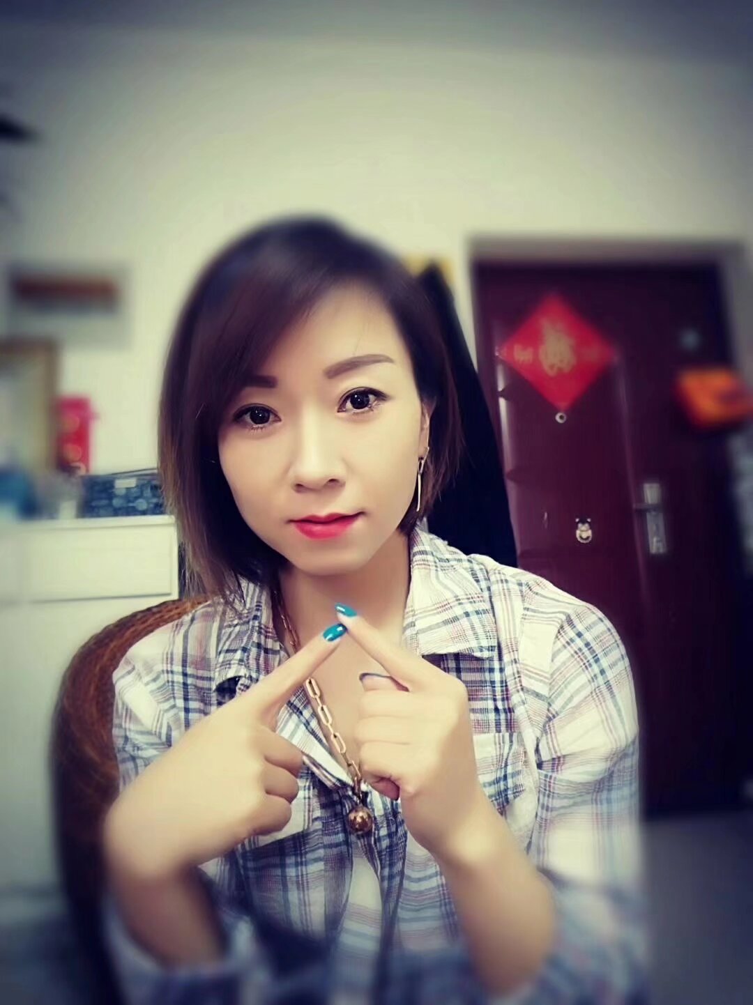 指尖绕银链，格纹映暖阳——宅家的治愈瞬间