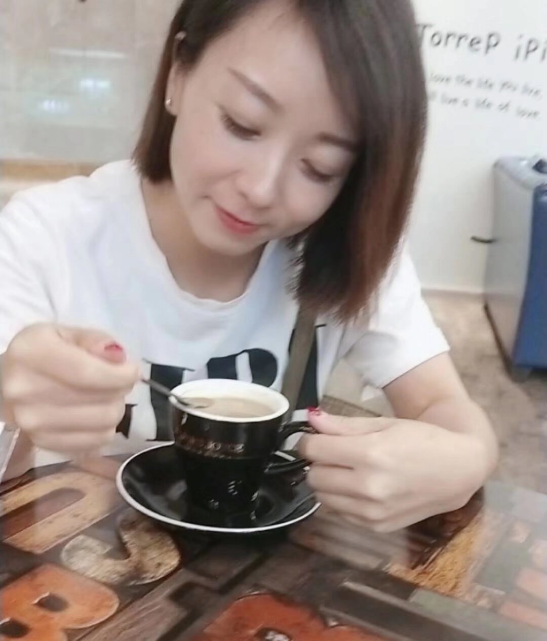 素衣品茗：一盏茶汤里的东方闲趣