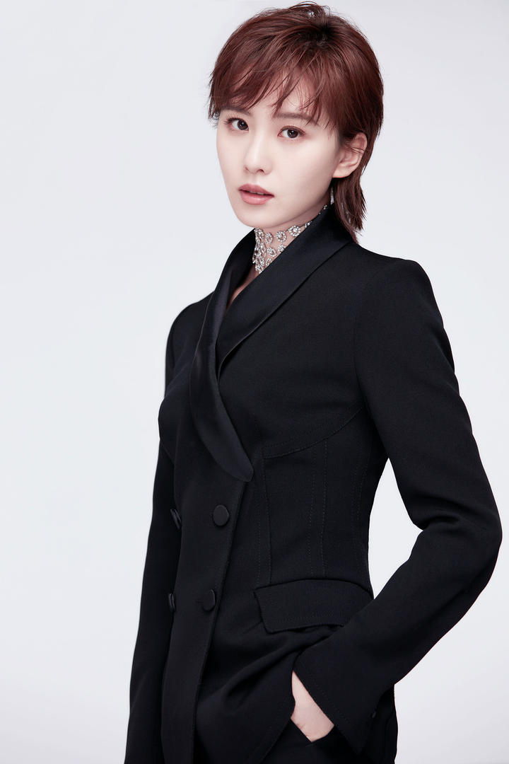 背着包包的清纯美女明星刘诗诗时尚写真图片