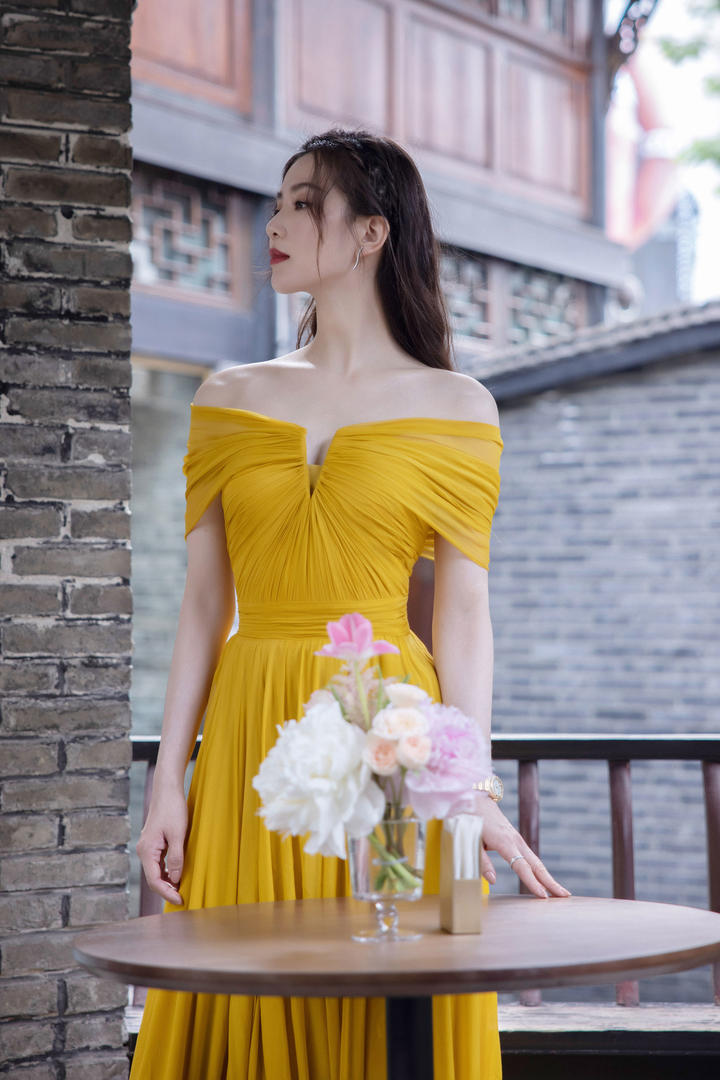 穿粉色连衣裙的短发优雅美女明星刘诗诗国内