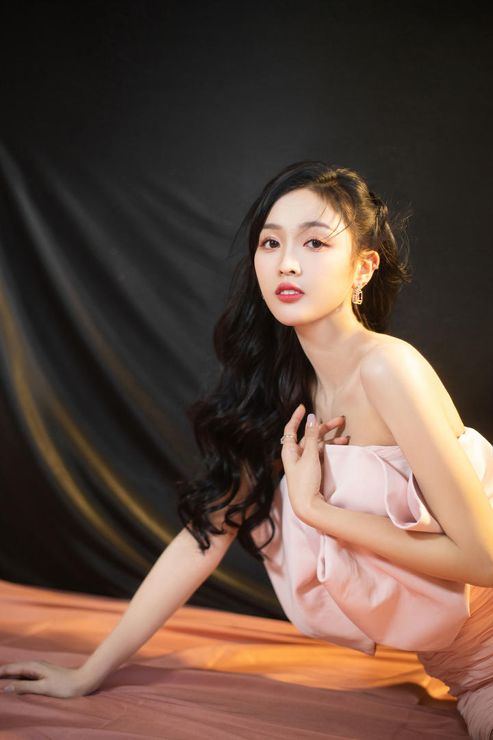 气质女明星吴宣仪图片