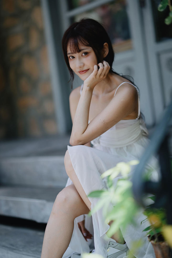 吊带裙美女艺术照