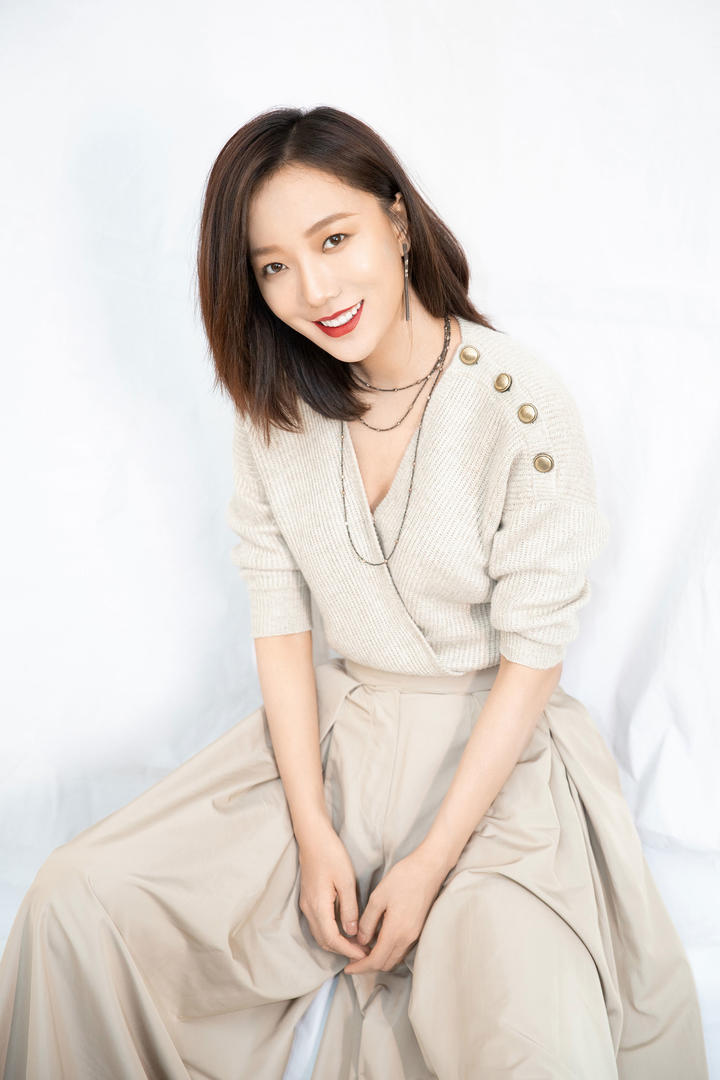 时尚性感美女明星王珞丹写真图片