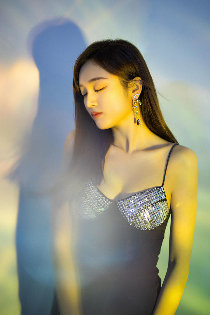 恬静美女明星吴宣仪图片